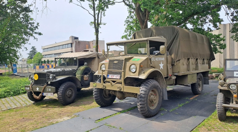 Dodge WC Beep en Canadese Military Pattern Chevrolet C60S (of C60L, niet zeker) vrachtwagen voor de Thomas More  Universiteit
