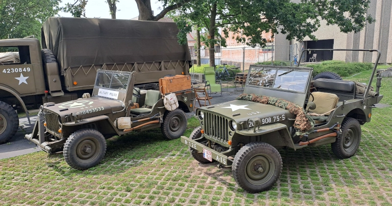 Willys Jeeps bij de ingang van de Thomas More Universiteit.